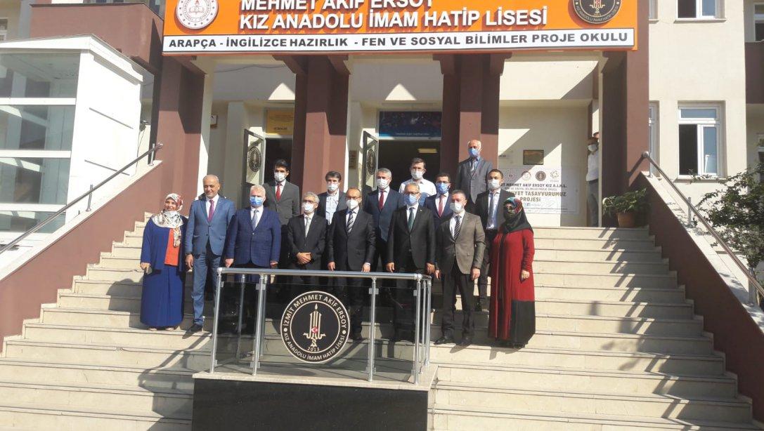 Valimiz Sayın Seddar YAVUZ, İzmit Mehmet Akif Ersoy Kız Anadolu İmam Hatip Lisesini Ziyaret Etti